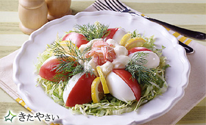 レタスとトマト、ゆで卵のサラダ